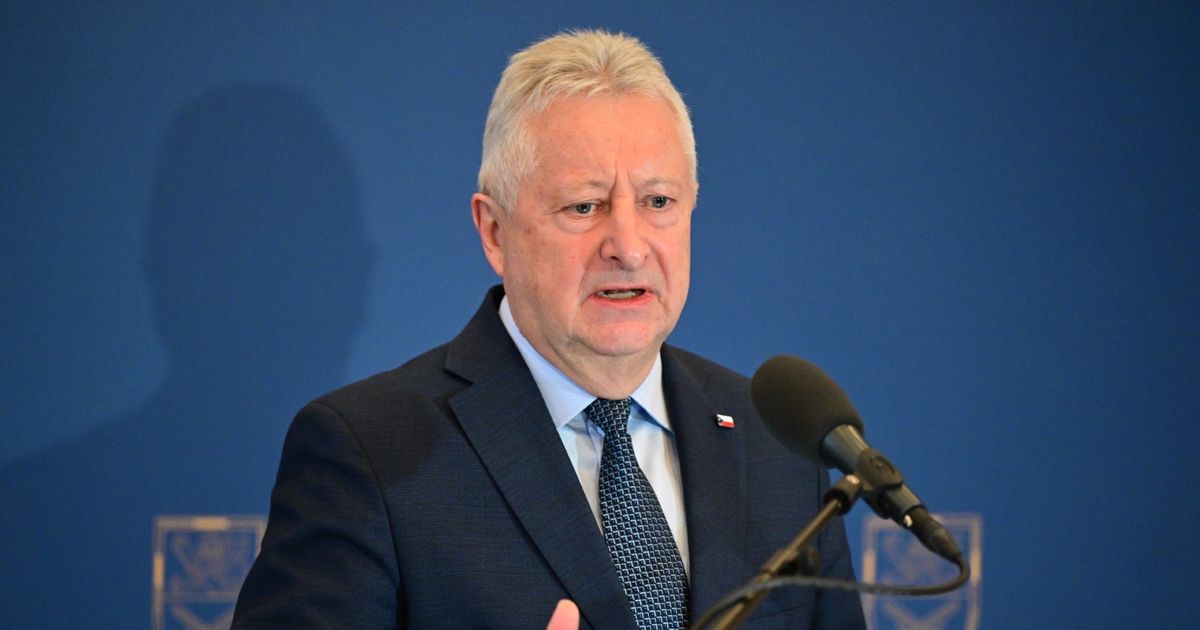 Babiš sobre Zůn: Puede decir lo que quiera, pero… Le animó a ocuparse de la compra del ejército o del reclutamiento de soldados.