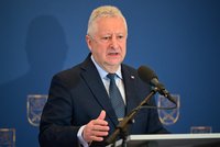 Ministr obrany Zůna pojede na Slovensko i Ukrajinu. Řehkovi zadal úkol