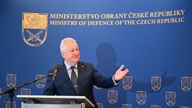 Ministr obrany Jaromír Zůna (za SPD) na tiskovce (19.12.2025)