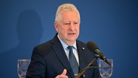 Ministr obrany Jaromír Zůna (za SPD) na tiskovce (19.12.2025)