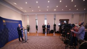 Ministr Jaromír Zůna (za SPD) na tiskovce ministerstva obrany (19.12.2025)