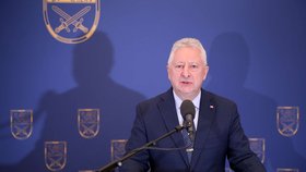 Ministr Jaromír Zůna (za SPD) na tiskovce ministerstva obrany (19.12.2025)