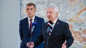 Ministr obrany Jaromír Zůna (za SPD)