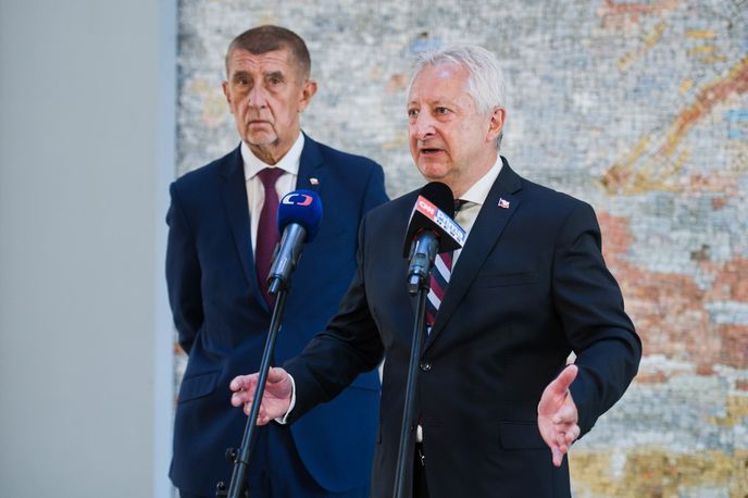 Ministr obrany Jaromír Zůna (za SPD) Ministr obrany Jaromír Zůna (za SPD)