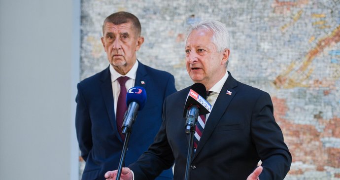 Ministr obrany Jaromír Zůna (za SPD)