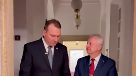 Ministr obrany Jaromír Zůna (za SPD) s Radimem Fialou (prosinec 2025)
