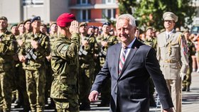 Ministr obrany Jaromír Zůna (za SPD)
