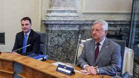 Ministr obrany Jaromír Zůna (za SPD) na vládě vedle ministra zahraničí Petra Macinky (Motoristé)