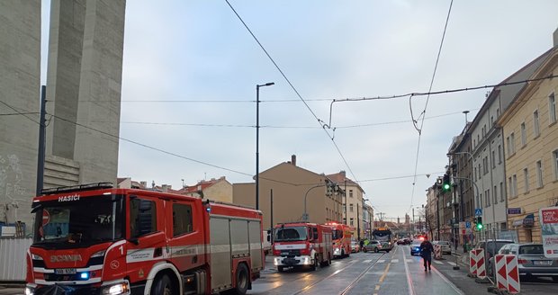Hasiči zasahují u masivního úniku plynu v Jaromírově ulici v Nuslích, 27. listopadu 2025