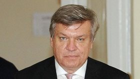 Jaroslava Bartáka přivádí k soudu.
