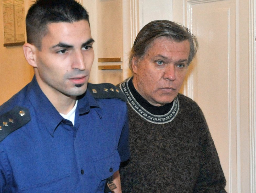 Jaroslav Barták je obviněný ze znásilňování a týrání celkem jedenácti žen. Hrozí mu až dvanáct let vězení. Jeho žádost o propuštění z vazby soud včera zamítnul.