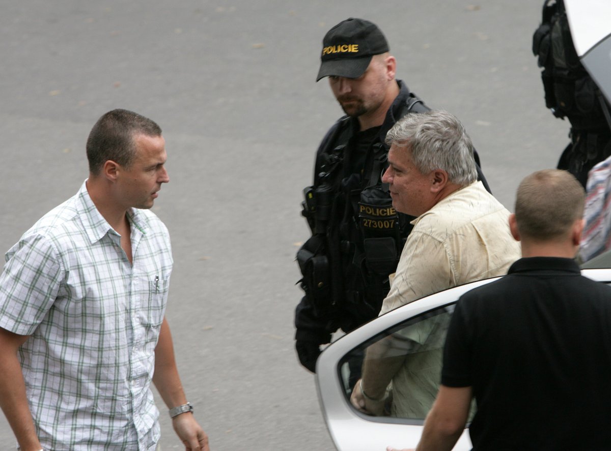 Bartáka odvádějí na krajské policejní ředitelství v Kongresové ulici.