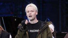 Zpěvák Jaroslav Dronov, oblíbenec prezidenta Vladimira Putina, na koncertě simuloval výbuch jaderné bomby.