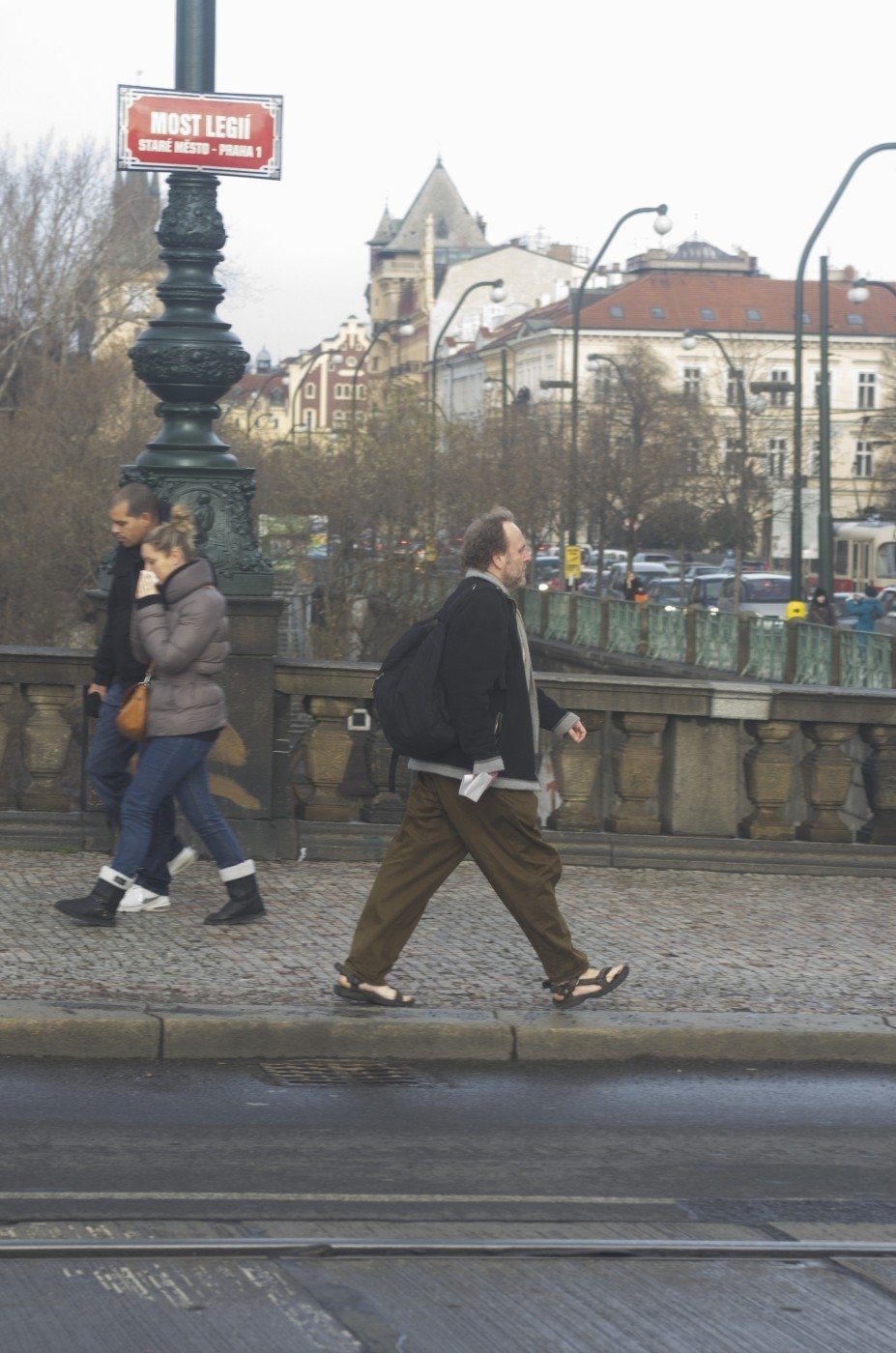Do centra Prahy si Jaroslav Dušek vyrazil v letních sandálech.