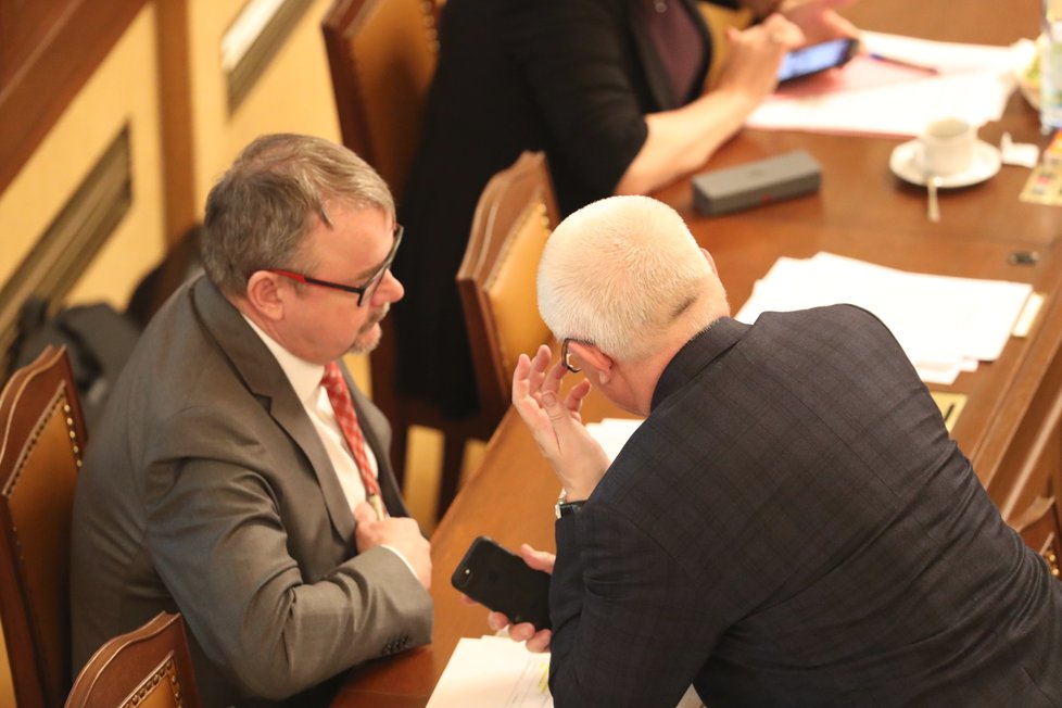 Dan Ťok a Jaroslav Faltýnek ve Sněmovně během projednávání kauzy mýtného tendru