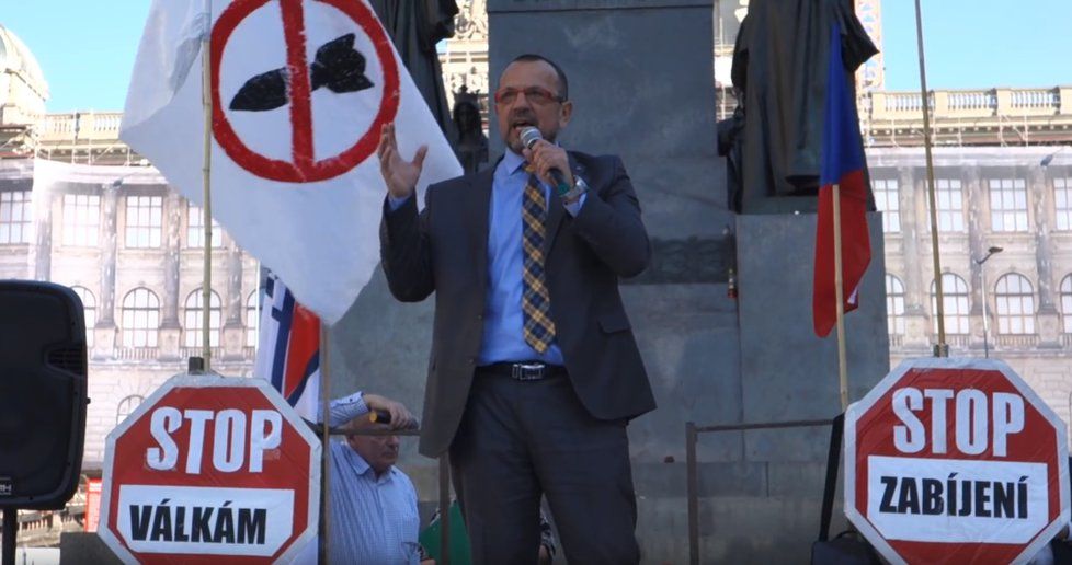 Místopředseda ČSSD Jaroslav Foldyna na demonstraci proti útoku na Sýrii