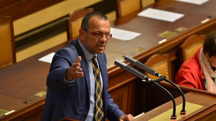 Foldyna říká, že je nevinný a že šlo o vyvrcholení manželské krize bez násilí. Foldyna říká, že je nevinný a že šlo o vyvrcholení manželské krize bez násilí.