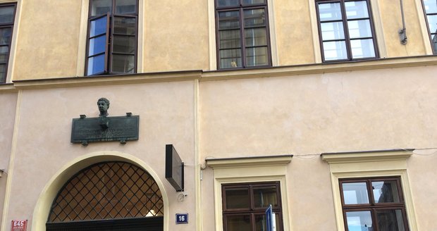 V tomto domě se Jaroslav Hašek narodil.