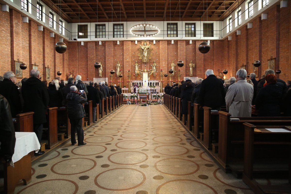 Poslední rozloučení s Jaroslavem Holoubkem (†70).