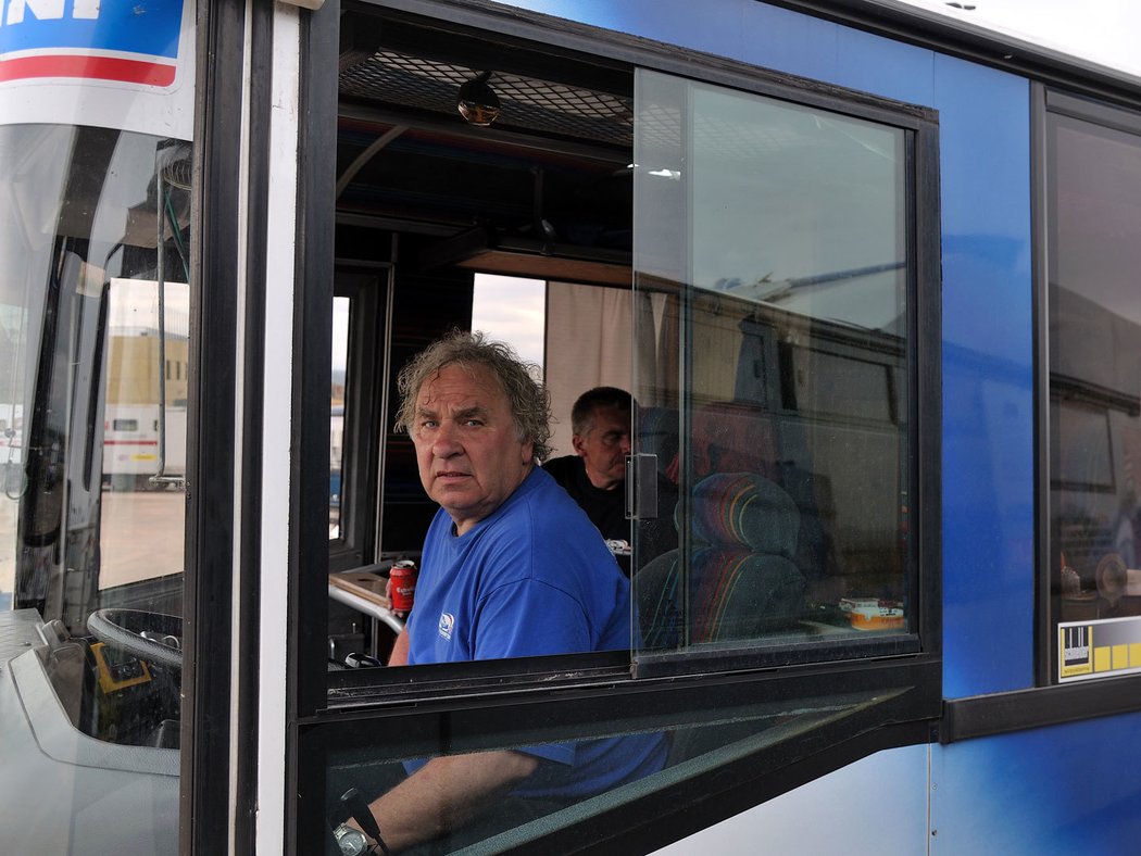 Autobus, ve kterém je bugina, si při cestách na závody už roky řídí výhradně sám