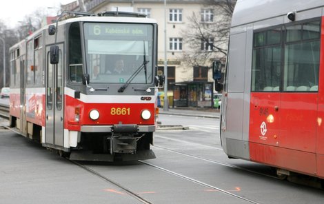 Stačí na chvilku usnout v tramvaji a přijdete o všechno (ilustrační foto)