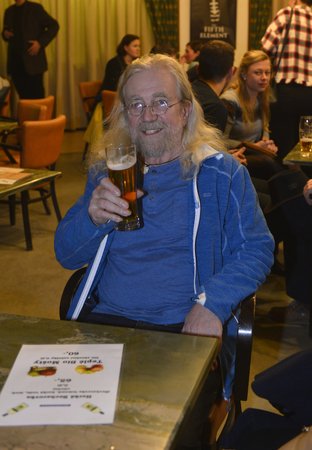 Hudebník Jaroslav Hutka s pivem