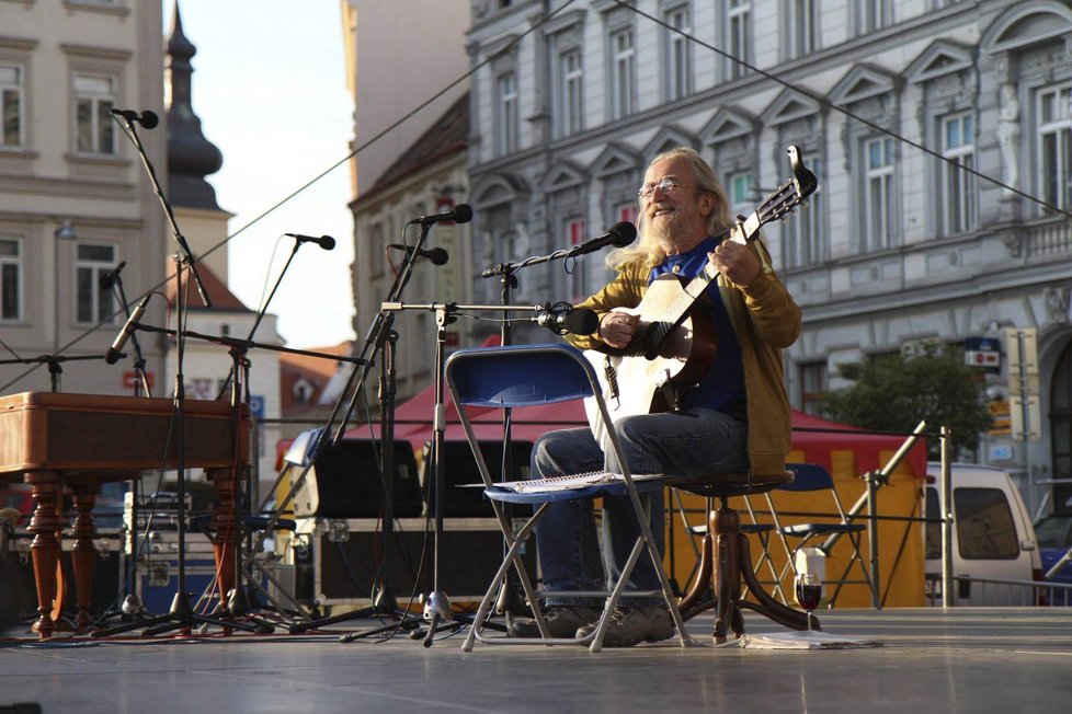 Jaroslav Hutka je známý písničkář.