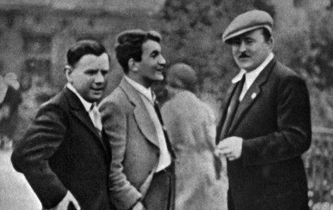 V roce 1935 v Moskvě. Zleva skladatel Jaroslav Ježek, Fučík a herec Jan Werich.