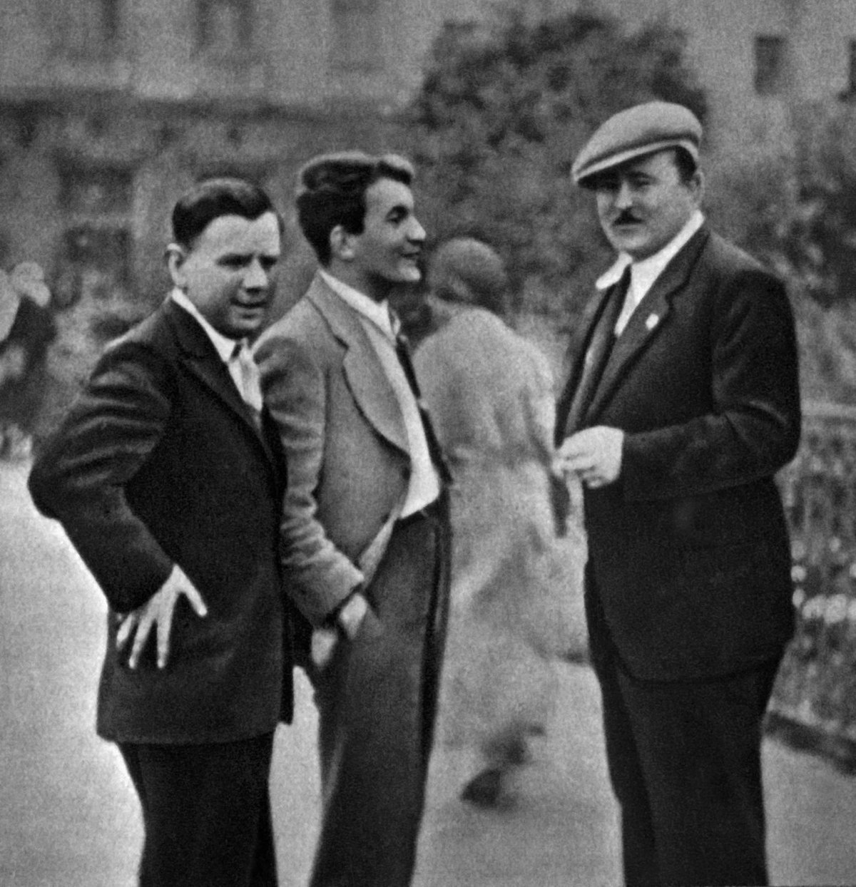 V roce 1935 v Moskvě. Zleva skladatel Jaroslav Ježek, Fučík a herec Jan Werich.