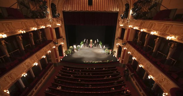 Během posledního rozloučení s Jaroslavem Kepkou bylo Divadlo na Vinohradech téměř prázdné.