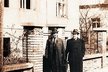 Velitel výsadku Nechanský (vlevo) se svým radistou Klemešem před domem v Praze-Kobylisích, odkud vysílačkou Anna předávali zprávy do Londýna (květen 1945)