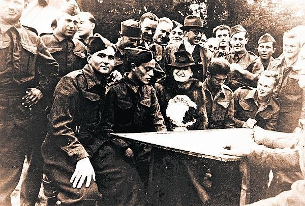 Jaroslav Klemeš (ve spodní řadě vlevo) v Británii, na základně československých vojáků v Cholmondeley Parku, kam za nimi přijela manželka prezidenta Beneše Hana