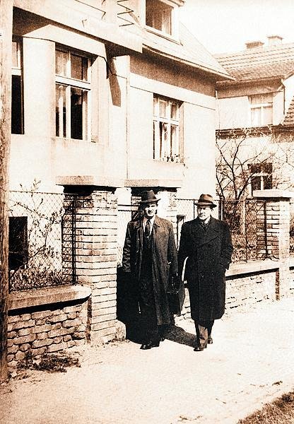 Velitel výsadku Nechanský (vlevo) se svým radistou Klemešem před domem v Praze-Kobylisích, odkud vysílačkou Anna předávali zprávy do Londýna (květen 1945)