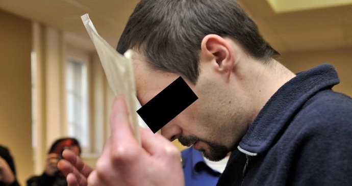 Jaroslav u soudu skrýval tvář