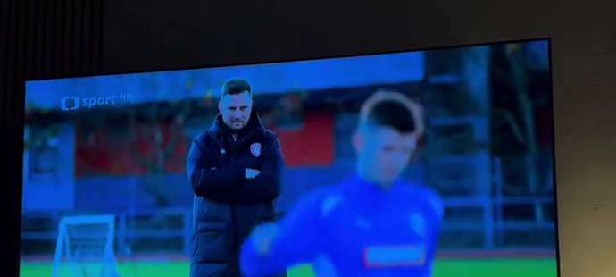 Její psaní před obrazovkou.