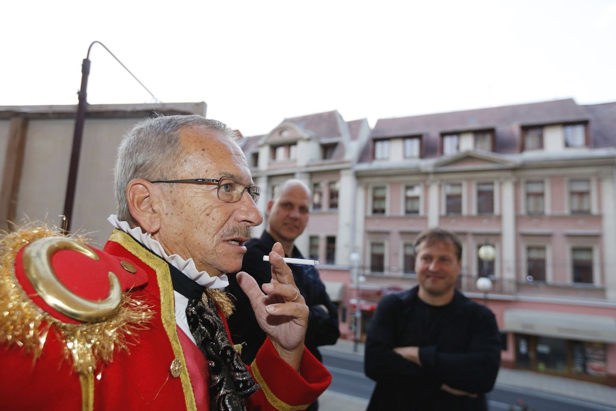 Senátor Kubera jako principál v Prodané nevěstě