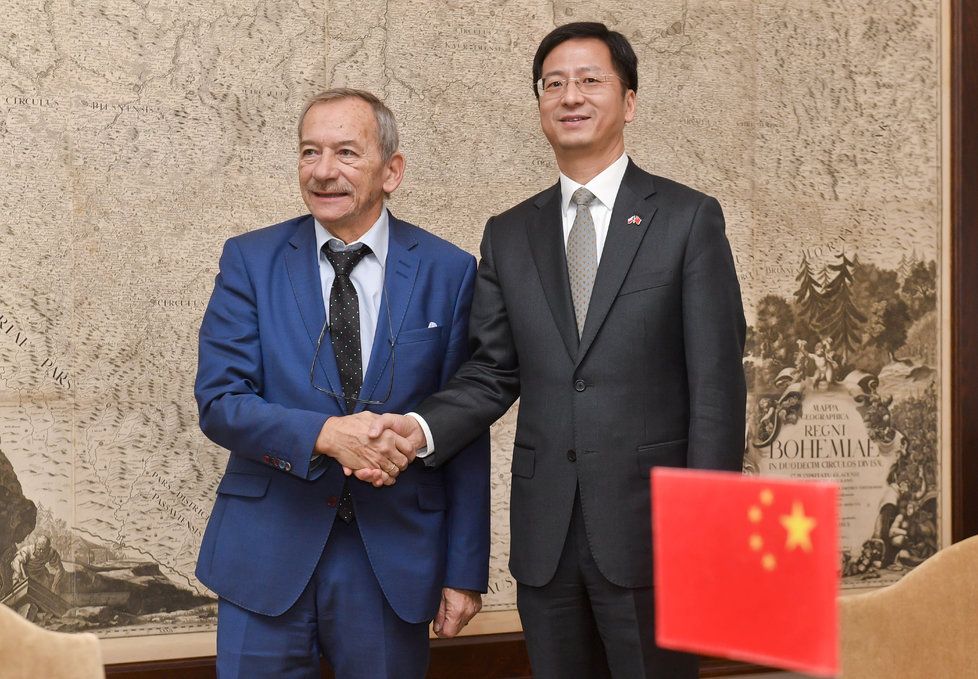 Předseda Senátu Jaroslav Kubera (ODS) se setkal s čínským velvyslancem Čang Ťien-minem. Řešili varování českých úřadů před značkami Huawei a ZTE (10.1. 2019)