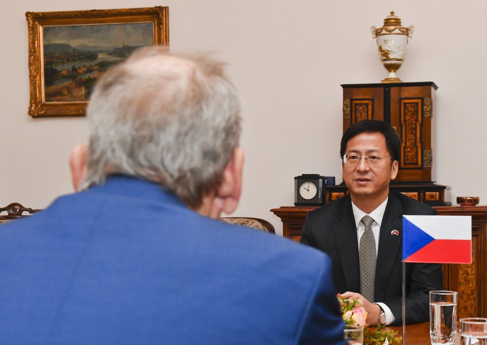 Předseda Senátu Jaroslav Kubera (ODS) se setkal s čínským velvyslancem Čang Ťien-minem. Řešili varování českých úřadů před značkami Huawei a ZTE (10.1. 2019)