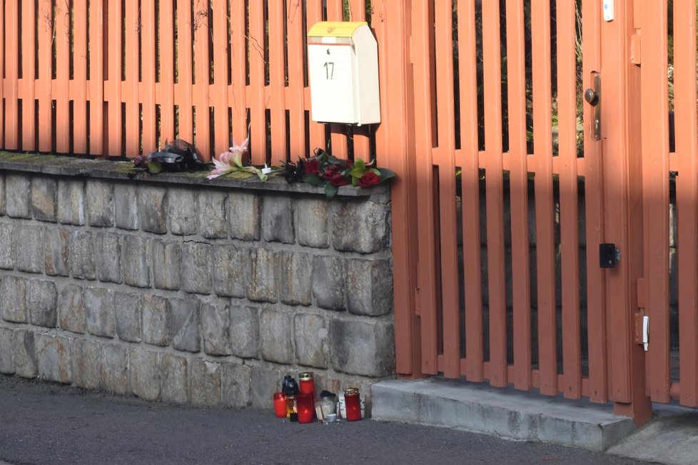 Před dům Jaroslava Kubery přinesli lidé několik květin a svíček. (21. 1. 2020)