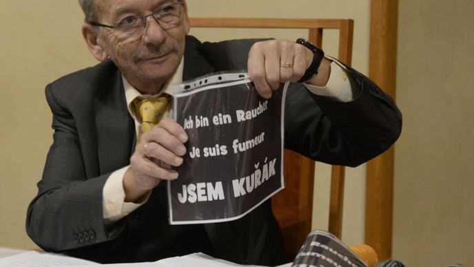 Senátor Jaroslav Kubera při projednávání protikuřáckého zákona.