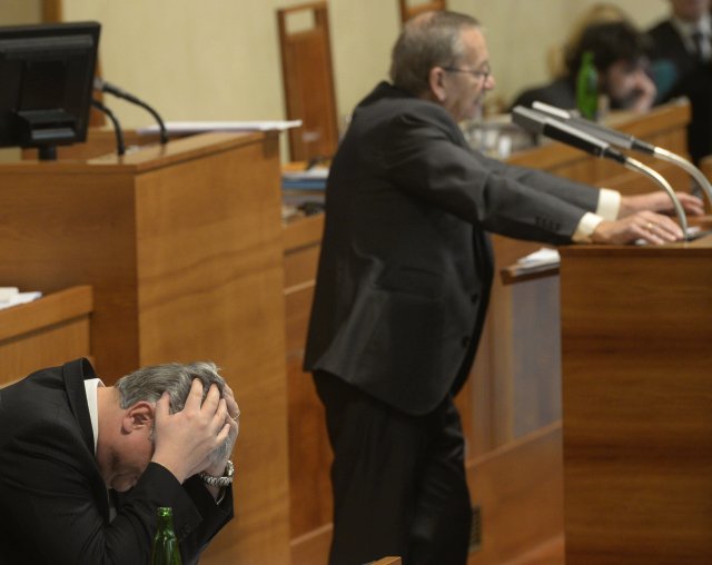 Senátor Jaroslav Kubera a ministr zdravotnictví Miloslav Ludvík při projednávání protikuřáckého zákona.
