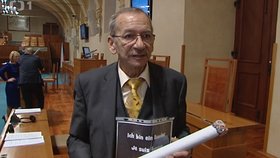 Jaroslav Kubera v Senátu a jeho boj za kuřáky: Přišel s maketou obří cigarety