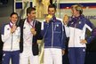 Další zlatí olympionici - David Svoboda a Barbora Špotáková - po příjezdu zpátky do ČR přihlížejí, jako Jaroslav Svoboda ochutnává medaili.