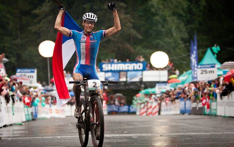 Biker Jaroslav Kulhavý jásá, právě se stal mistrem světa v cross country!