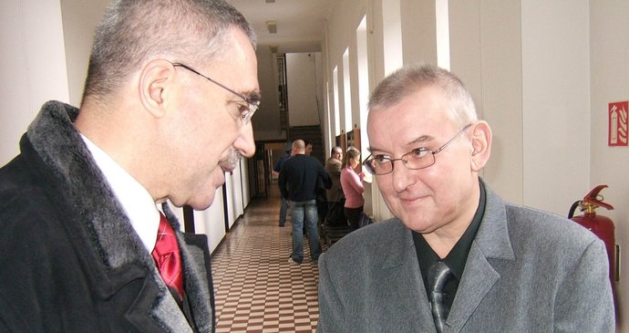 Bývalý soudce a obhájce Tibor Rovňák zastupuje také řidiče tramvaje smrti Petra Hrocha. Tvrdí, že Jaroslava Matějka, přestože zabil, je nevinen.