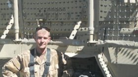 Mevald v době, kdy sloužil v zahraniční misi v Afghánistánu.