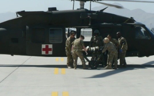 Mevalda po útoku převezl americký vrtulník do polní nemocnice.