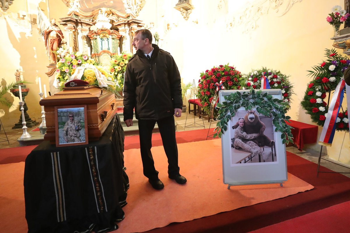 Na pohřeb válečného hrdiny Jaroslava Mevalda přišly desítky lidí
