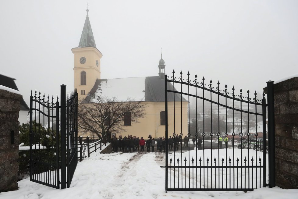 Pohřeb se konal v malém kostelíčku v Albrechticích v Jizerských horách.