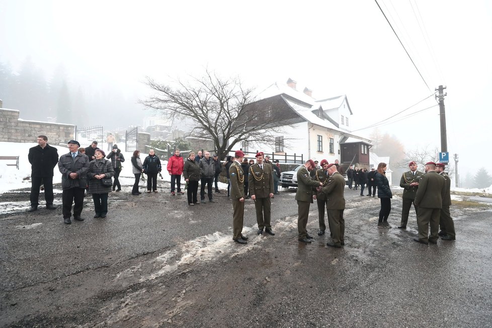 Pohřbu se zúčastnili zejména členové armády.